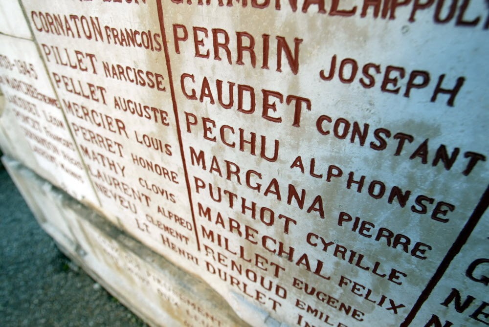 De monumentos funerarios y niñas listas; de patrias y patrias.